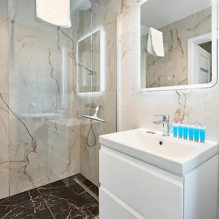 Airport Homely By Bookinghost *